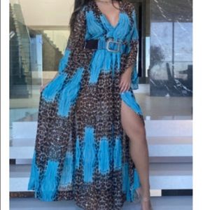 Flowy maxi dress blue and leopard print with cleavage and belt